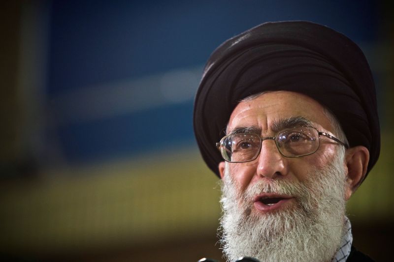 © Reuters. الزعيم الأعلى الإيراني آية الله خامنئي في صورة من أرشيف رويترز.
