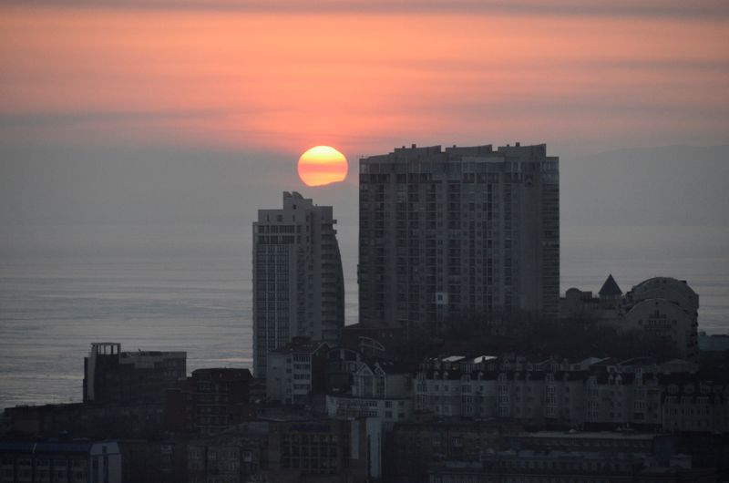 &copy; Reuters. The sun sets over residential buildings in the city of Vladivostok, Russia February 19, 2018. REUTERS/Yuri Maltsev