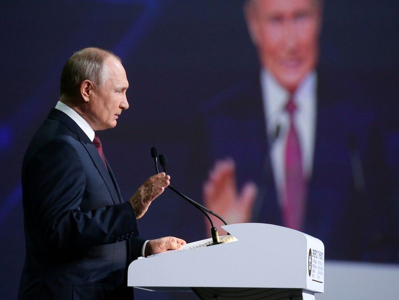 &copy; Reuters. Russian President Vladimir Putin delivers a speech during a session of the St. Petersburg International Economic Forum (SPIEF) in Saint Petersburg, Russia, June 4, 2021. Sputnik/Vladimir Smirnov/Kremlin via REUTERS ATTENTION EDITORS - THIS IMAGE WAS PROVI