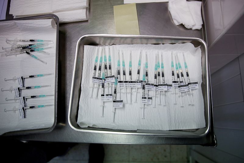 &copy; Reuters. FILE PHOTO: Pfizer-BioNTech coronavirus disease (COVID-19) vaccines are seen at Sao Jose Hospital in Lisbon, Portugal, January 19, 2021. REUTERS/Pedro Nunes