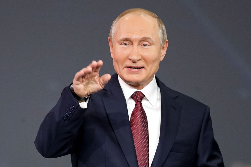 &copy; Reuters. Russian President Vladimir Putin gestures as he arrives to deliver a speech during a session of the St. Petersburg International Economic Forum (SPIEF) in Saint Petersburg, Russia, June 4, 2021. Dmitri Lovetsky/Pool via REUTERS