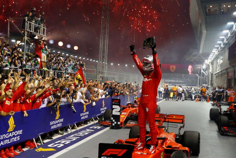 &copy; Reuters. Foto de archivo del piloto de Ferrari Sebastian Vettel celebrando tras ganar el GP de Singapur de 2019. 
Sep 22, 2019  
REUTERS/Thomas Peter