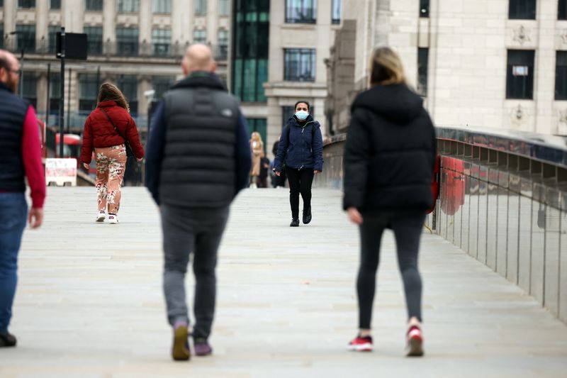 &copy; Reuters. Pessoas caminham na London Bridge
28/03/2021
REUTERS/Kevin Coombs