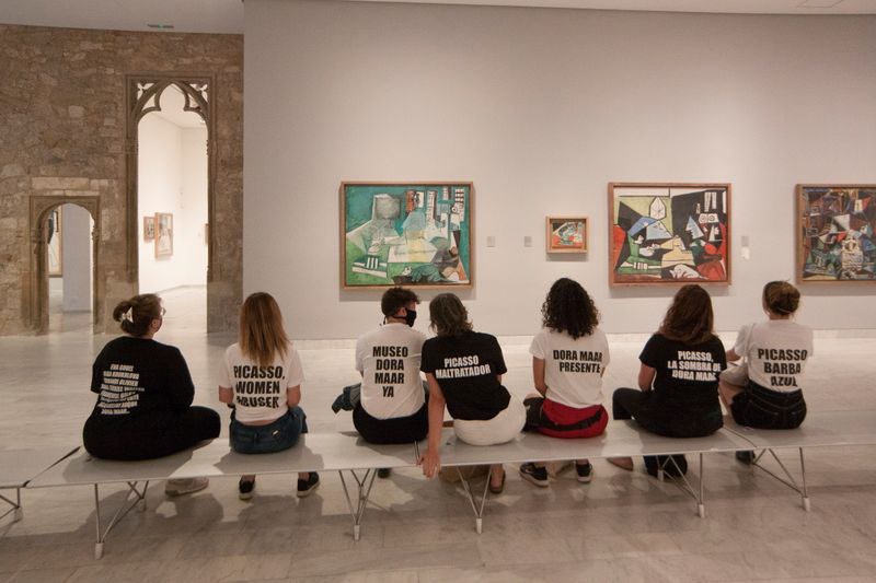 &copy; Reuters. طالبات خلال احتجاج على معاملة بيكاسو للنساء في متحف لأعمال الفنان في برشلونة في صورة بتاريخ 27 مايو ايار 2021. صورة من وسائل التواصل الاجتماعي 
