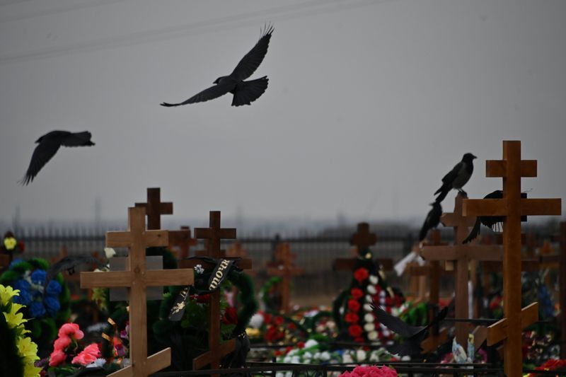 &copy; Reuters. Crows are seen at a cemetery, amid the outbreak of the coronavirus disease (COVID-19) in Omsk, Russia November 3, 2020. REUTERS/Alexey Malgavko