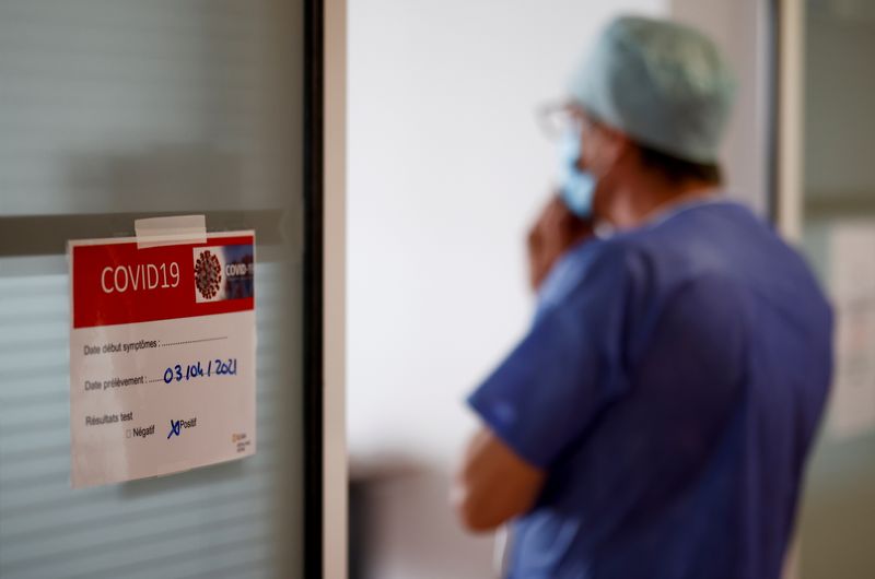 &copy; Reuters. Le nombre de patients atteints du COVID-19 dans les services de réanimation en France est tombé à son plus bas niveau depuis le début de l'année, à 2.571, soit 106 de moins que la veille, selon les données officielles publiées vendredi. /Photo pri