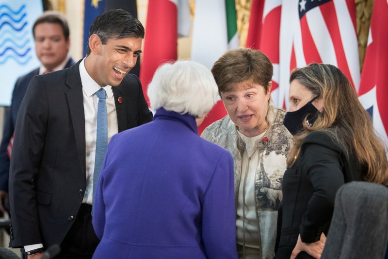 &copy; Reuters. O chanceler britânico, Rishi Sunak, conversa com a secretária do Tesouro dos EUA, Janet Yellen; a diretora-gerente do FMI, Kristalina Georgieva; e a ministra das Finanças do Canadá, Chrystia Freeland, em uma reunião de ministros das Finanças de todo