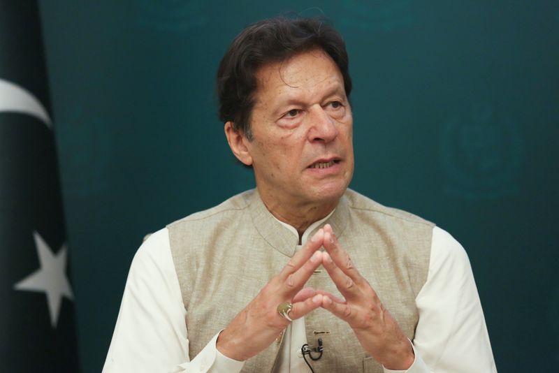 &copy; Reuters. رئيس الوزراء الباكستاني عمران خان يتحدث خلال مقابلة مع رويترز في اسلام اباد يوم الجمعة. تصوير: ساينا بشير - رويترز. 