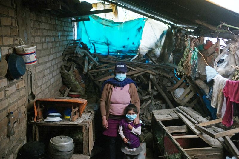 &copy; Reuters. Delia Vázquez e sua filha Joseline dentro de sua casa em Chota, Perú
02/06/2021 REUTERS/Alessandro Cinque
