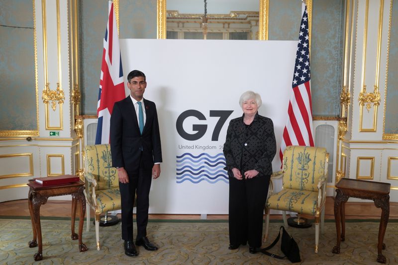 &copy; Reuters. Imagen de archivo del ministro de Finanzas británico, Rishi Sunak, con la secretaria del Tesoro de Estados Unidos, Janet Yellen, en Londres, Reino Unido. 3 de junio, 2021. REUTERS/Hannah McKay/Pool/Archivo