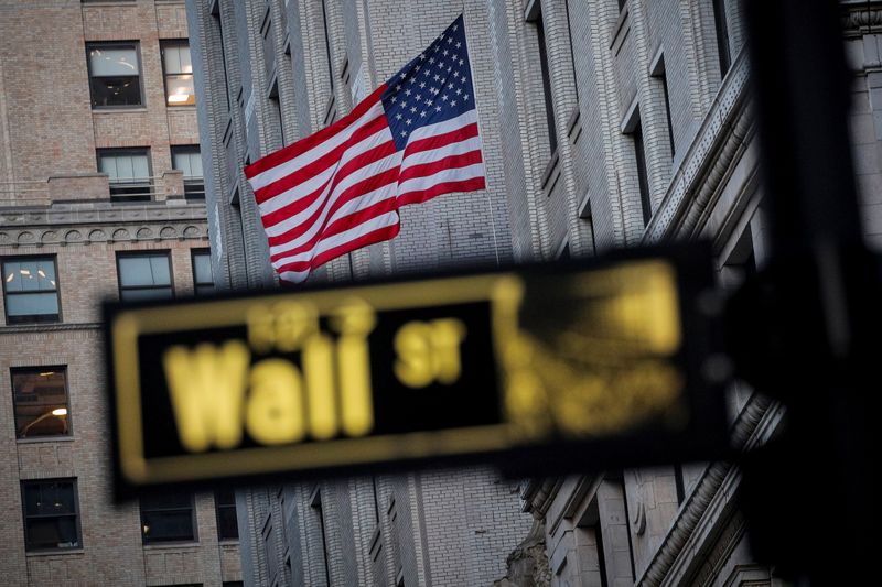 © Reuters. IMAGEN DE ARCHIVO. La bandera de Estados Unidos se ve en un edificio en Wall Street, en el distrito financiero de Nueva York, EEUU. Noviembre 24, 2020. REUTERS/Brendan McDermid