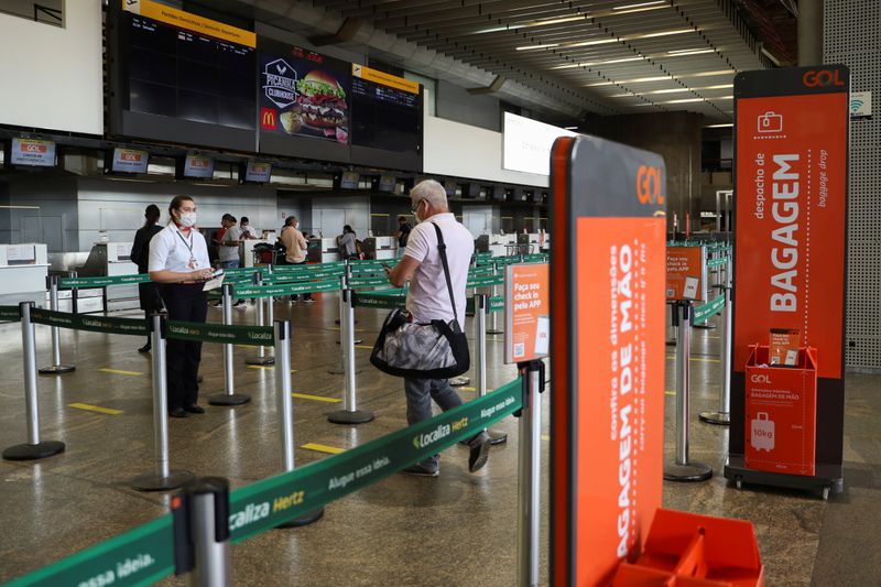 © Reuters. Check-in para voo da Gol no aeroporto de Guarulhos (SP) 
19/05/2020
REUTERS/Amanda Perobelli