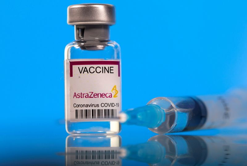 &copy; Reuters. IMAGEN DE ARCHIVO REFERENCIAL. Un frasco con la vacuna contra el COVID-19 de AstraZeneca se ve en esta ilustración tomada el 19 de marzo de 2021. REUTERS/Dado Ruvic/Ilustración