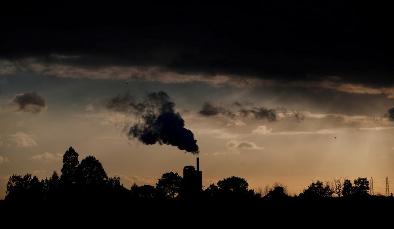 &copy; Reuters. FILE PHOTO: Smoke rises above a factory at sunset in Rugby, Britain February 10, 2021. REUTERS/Matthew Childs