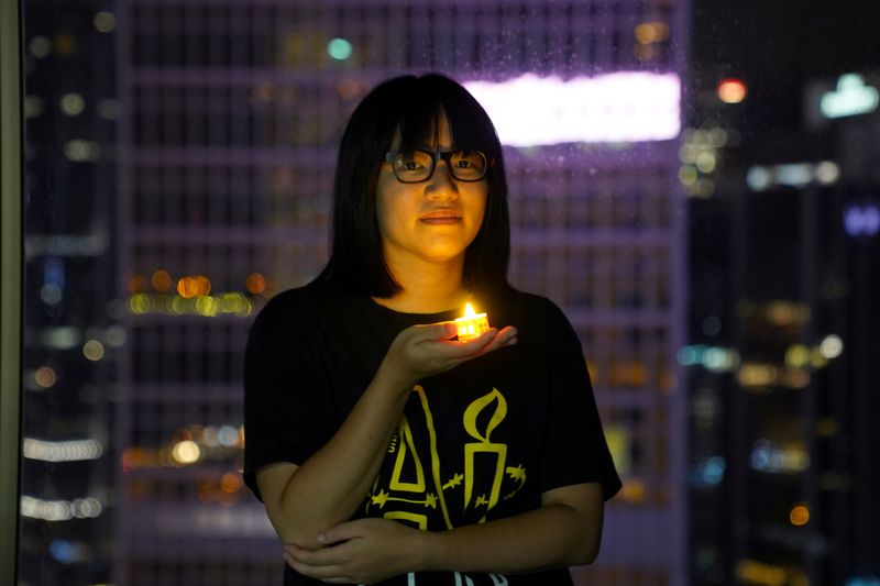 &copy; Reuters. الناشطة تشو هانج تونج نائبة رئيس تحالف هونج كونج لدعم الحركات الديمقراطية الوطنية في الصين تحيي ذكرى حملة ميدان تيانانمين عام 1989 ضد النشطاء