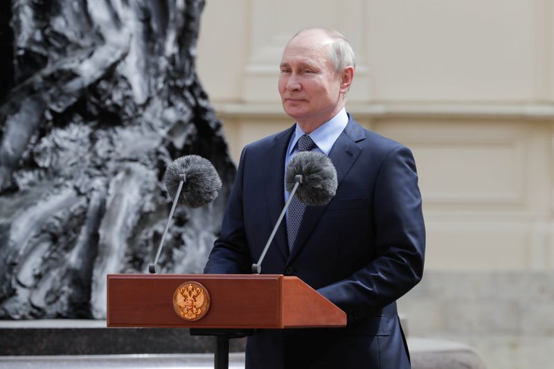 &copy; Reuters. الرئيس الروسي فلاديمير بوتين في منطقة ليننجراد يوم السبت. صورة حصلت عليها رويترز من وكالة سبوتنيك.