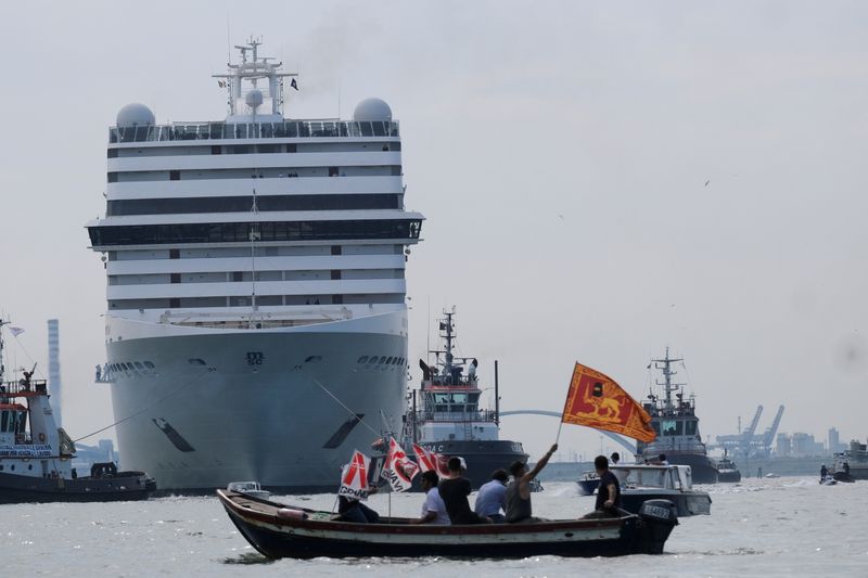 &copy; Reuters. Venice residents ride on a boat as they protest to demand an end to cruise ships passing through the lagoon city, as the first cruise ship of the summer season departs from the Port of Venice, Italy, June 5, 2021. REUTERS/Manuel Silvestri