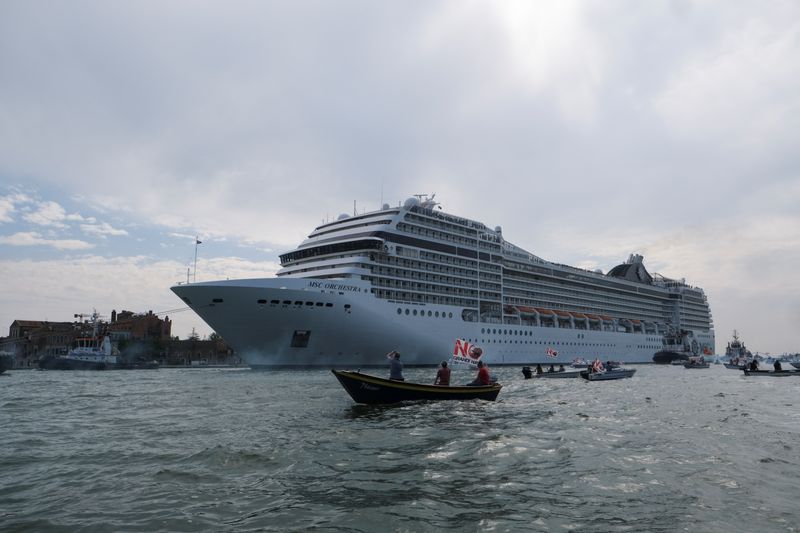 &copy; Reuters. أول سفينة رحلات خلال موسم الصيف تغادر ميناء البندقية يوم السبت متجهة لباري وسط احتجاجات لسكان المدينة. تصوير: رويترز.