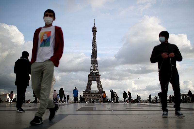 &copy; Reuters. FILE PHOTO: Men, wearing protective face masks, walk at Trocadero square near the Eiffel Tower in Paris amid the coronavirus disease (COVID-19) outbreak in France, January 22, 2021. REUTERS/Gonzalo Fuentes