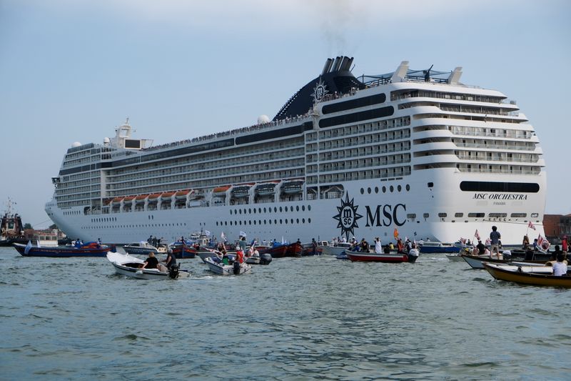 &copy; Reuters. Los residentes de Venecia viajan en botes mientras protestan para exigir el fin de los cruceros que pasan por la ciudad de la laguna, ya que el primer crucero de la temporada de verano sale del puerto de Venecia, Italia, 5 junio 2021.
REUTERS/Manuel Silve