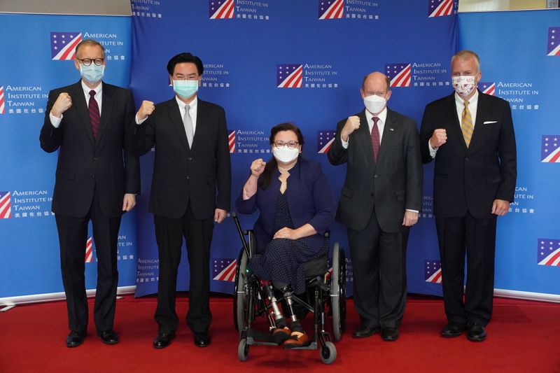 © Reuters. U.S. Senators Tammy Duckworth (D-IL), Dan Sullivan (R-AK) and Chris Coons (D-DE) pose for a group picture with Taiwan Foreign Minister Joseph Wu and Brent Christensen, director of the American Institute in Taiwan, at a news conference in Taipei, Taiwan June 6, 2021. Central News Agency/Pool via REUTERS