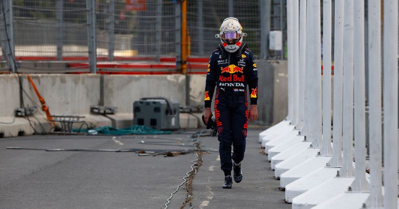 © Reuters. ماكس فرستابن يسير نحو المرأب عقب حادث تصادم سيارته حلال سباق جائزة اذربيجان الكبرى ضمن بطولة العالم لفورمولا 1 للسيارات في باكو يوم الأحد. تصوير: رويترز.