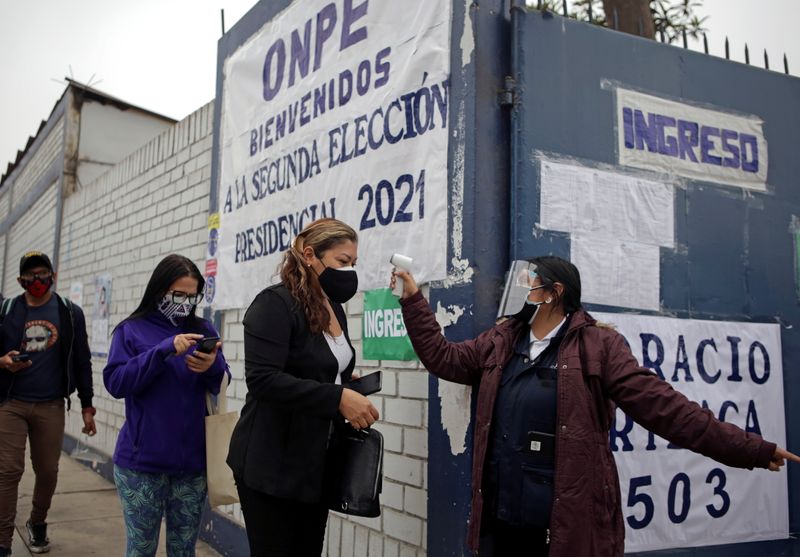 &copy; Reuters. ناخبون يخضعون لفحص درجة حرارة الجسم قبل دخول لجنة انتخابية في ليما يوم الاحد. تصوير: ليز تاسا - رويترز. محظور إعادة بيع الصورة أو وضعها في أرش