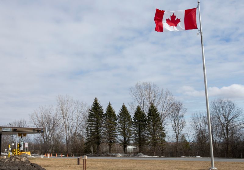 &copy; Reuters. FILE PHOTO: An empty U.S.-Canada border crossing is seen in Lacolle, Quebec, Canada March 19, 2020. REUTERS/Christinne Muschi/File Photo