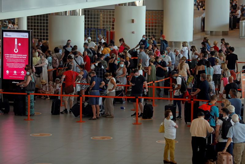 &copy; Reuters. People wait in queues at Faro airport amid the coronavirus disease (COVID-19) pandemic, in Faro, Portugal, June 6, 2021. REUTERS/Pedro Nunes