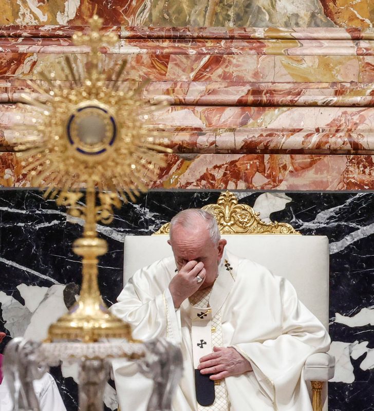 © Reuters. البابا فرنسيس خلال قداس في الفاتيكان يوم الاحد. صورة من ممثل لوكالات الأنباء. 