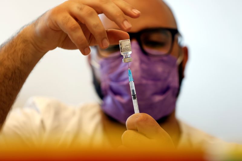 &copy; Reuters. A medical worker prepares a vaccination against the coronavirus disease (COVID-19) after Israel approved the usage of the vaccine for youngsters aged 12-15, at a Clalit healthcare maintenance organisation in Ashkelon, Israel June 6, 2021. REUTERS/Amir Coh