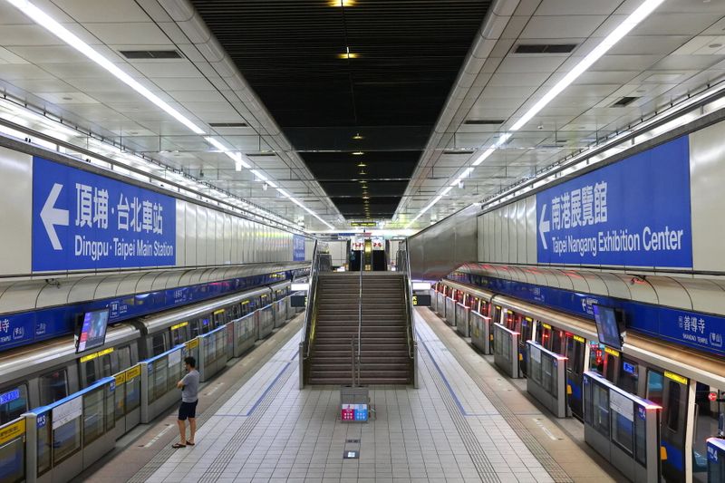 &copy; Reuters. Le gouvernement taiwanais a annoncé lundi la prolongation pour deux semaines, soit jusqu'au 28 juin, des restrictions sanitaires. /Photo prise le 24 mai 2021/REUTERS/Ann Wang