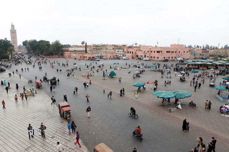 &copy; Reuters. En photo, la Place Jemaa el-Fna de Marrakech. Le Maroc va rouvrir ses aéroports et ses ports pour les déplacements internationaux à compter du 15 juin. /Photo prise le 15 mars 2020/REUTERS/Youssef Boudlal