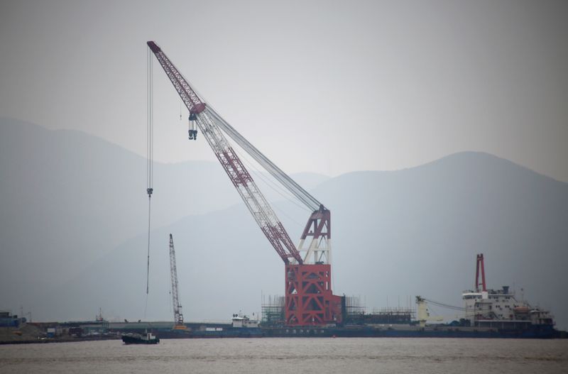 &copy; Reuters. 　６月７日、中国税関総署が発表した統計によると、５月の原油輸入は高水準だった前年同月を１４．６％下回り、１日当たりでは今年最低となった。写真は建設中の原油ターミナル。浙江