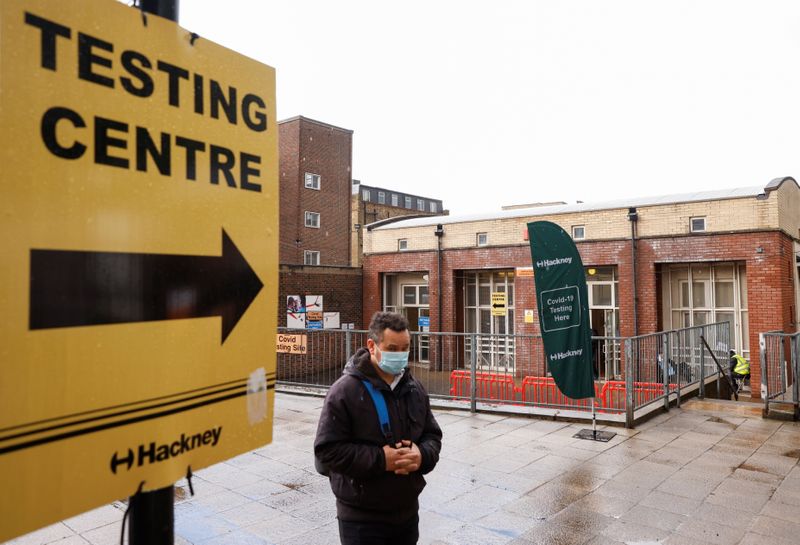 &copy; Reuters. 　６月６日、ハンコック英保健相は、政府が予定通り６月２１日に新型コロナウイルス関連の規制を全面解除するかどうかを判断するには時期尚早と述べた。写真はロンドンで５月撮影（２