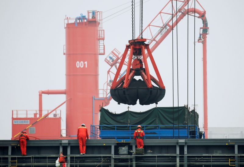 &copy; Reuters. FOTO DE ARCHIVO: Una grúa carga carbón en un carguero en el puerto de Qingdao, en la provincia de Shandong, China, el 21 de abril  2019. REUTERS/Jason Lee