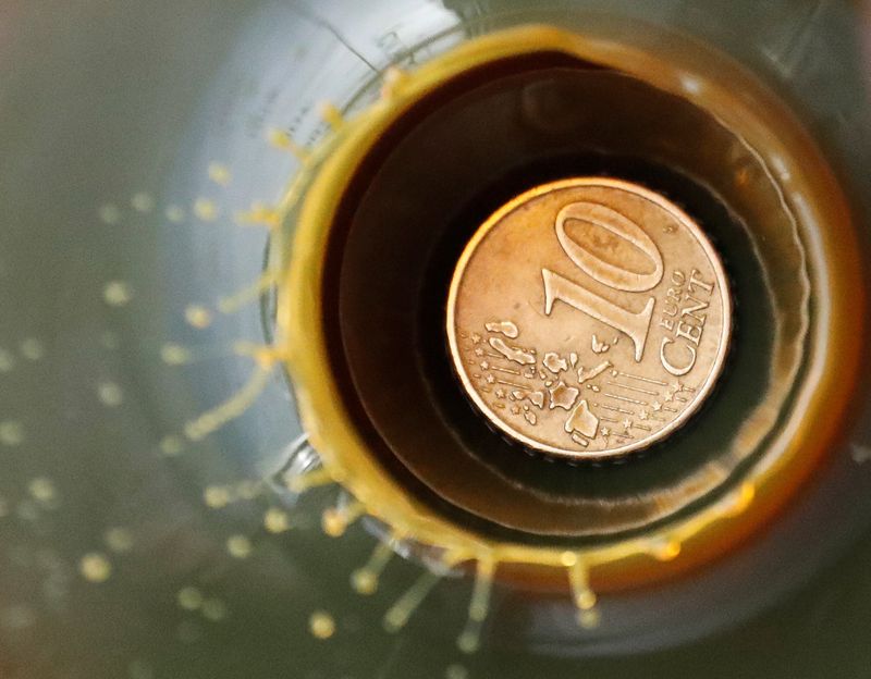 &copy; Reuters. A view shows a 10 Euro cent coin is seen inside a bulb with crude oil at a laboratory in the Yarakta Oil Field, owned by Irkutsk Oil Company (INK), in Irkutsk Region, Russia in this picture illustration taken March 12, 2019. Picture taken March 12, 2019. 