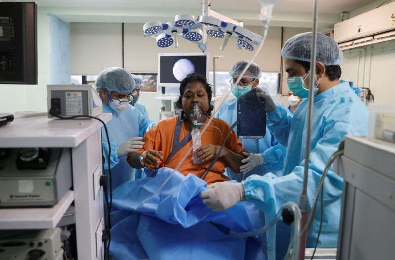 &copy; Reuters. Una paziente ricoverata presso l'Harsh ENT hospital di Ghaziabad, India, 31 maggio 2021. REUTERS/Adnan Abidi