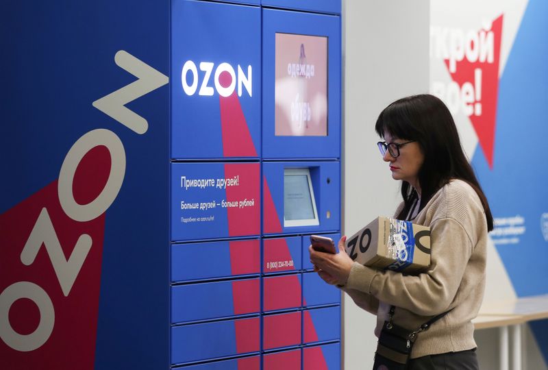 &copy; Reuters. A woman picks up an order at the pick-up point of the Ozon online retailer in Moscow, Russia March 16, 2020. REUTERS/Evgenia Novozhenina