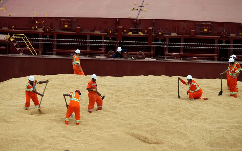 &copy; Reuters. Trabalhadores em navio sendo carregado com soja em Santos, no Brasil, para envio à China
REUTERS/Paulo Whitaker/File Photo