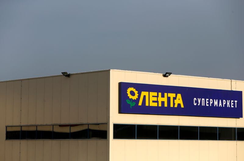 &copy; Reuters. A Lenta supermarket sign is pictured in Moscow February 3, 2014. Russian hypermarket chain Lenta, part-owned by U.S. private equity firm TPG, has set a price range for its planned London market debut, which implies a market valuation of up to $5 billion, 