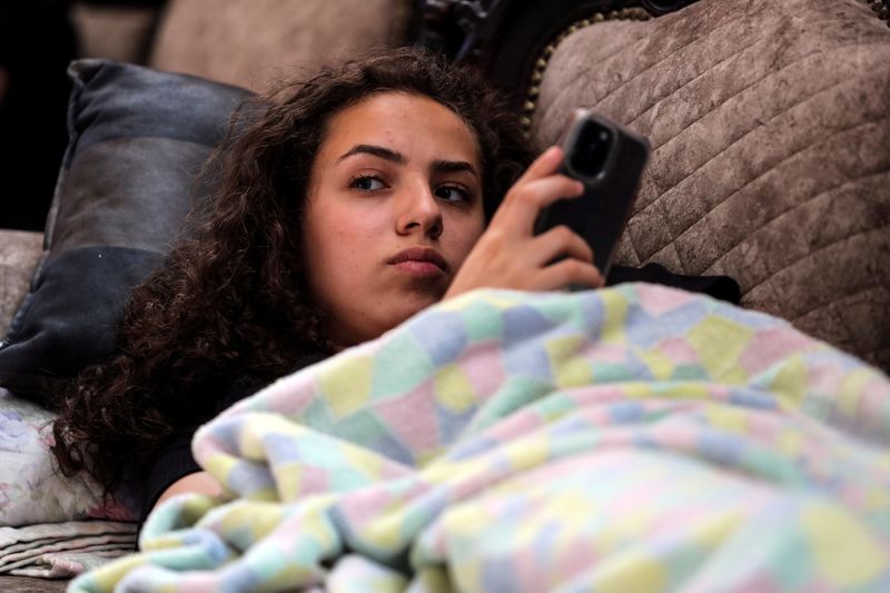 &copy; Reuters. الفتاة الفلسطينية جنى الكسواني (16 عاما)  في صورة بتاريخ 27 مايو ايار 2021. تصوير: عمار عوض - رويترز. 