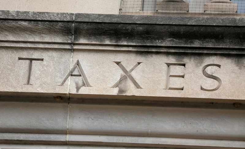 &copy; Reuters. FOTO DE ARCHIVO: La palabra &quot;impuestos&quot; se ve grabada en la sede del Servicio de Impuestos Internos (IRS) de Estados Unidos en Washington