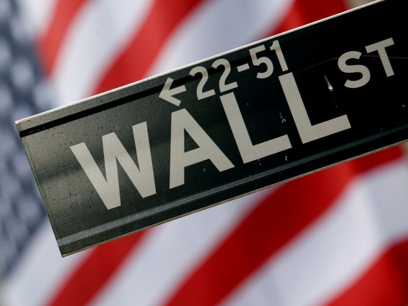 © Reuters. FILE PHOTO: A street sign is seen in front of the New York Stock Exchange on Wall Street in New York, February 10, 2009. REUTERS/Eric Thayer/File Photo