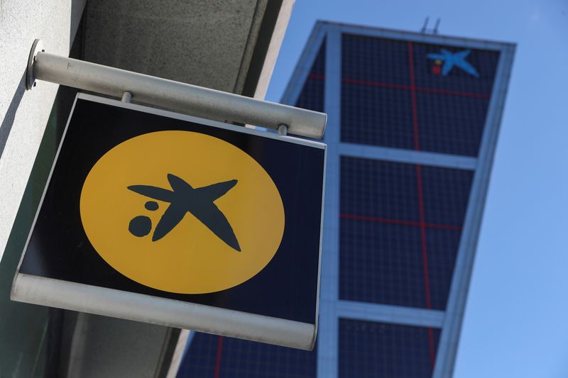 &copy; Reuters. El logotipo de una sucursal de CaixaBank se ve junto su sede en Madrid, España, 14 de mayo de 2021. REUTERS/Susana Vera