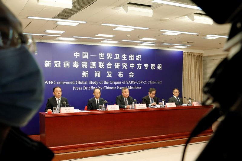 &copy; Reuters. 世界保健機関（ＷＨＯ）で緊急事態対応を統括するマイク・ライアン氏は７日、ＷＨＯは新型コロナウイルスの発生源に関するデータの開示を中国に強制することはできないと述べた。写真