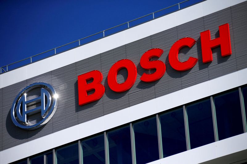 &copy; Reuters. Il logo Bosch presso il centro di ricerca e sviluppo di Renningen in Germania. 30 settembre 2015.  REUTERS/Ralph Orlowski/File Photo/File Photo