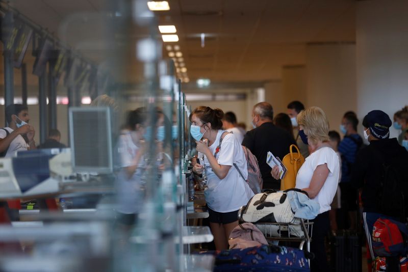 © Reuters. People queue at check in desks at Faro airport amid the coronavirus disease (COVID-19) pandemic, in Faro, Portugal, June 7, 2021. REUTERS/Pedro Nunes