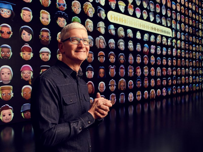 © Reuters. Apple CEO Tim Cook greets developers during Apple?s Worldwide Developers Conference at Apple Park in Cupertino, California, U.S., June 7, 2021.   Apple Inc/Handout via REUTERS