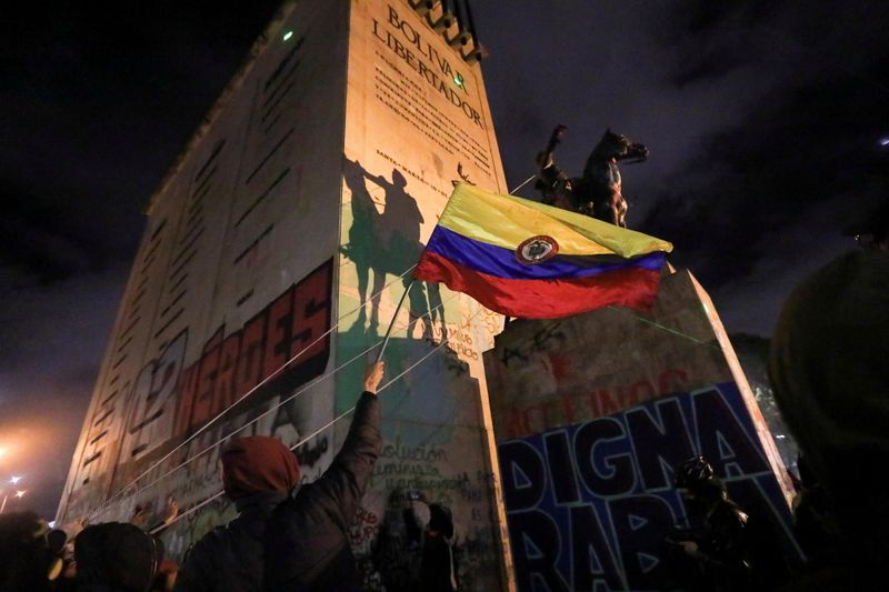&copy; Reuters. FILE PHOTO: People try to topple the statue of South American independence leader Simon Bolivar during a protest against sexual assault by the police and the excess of public force against peaceful protests, in Bogota, Colombia, May 15, 2021. REUTERS/Luis
